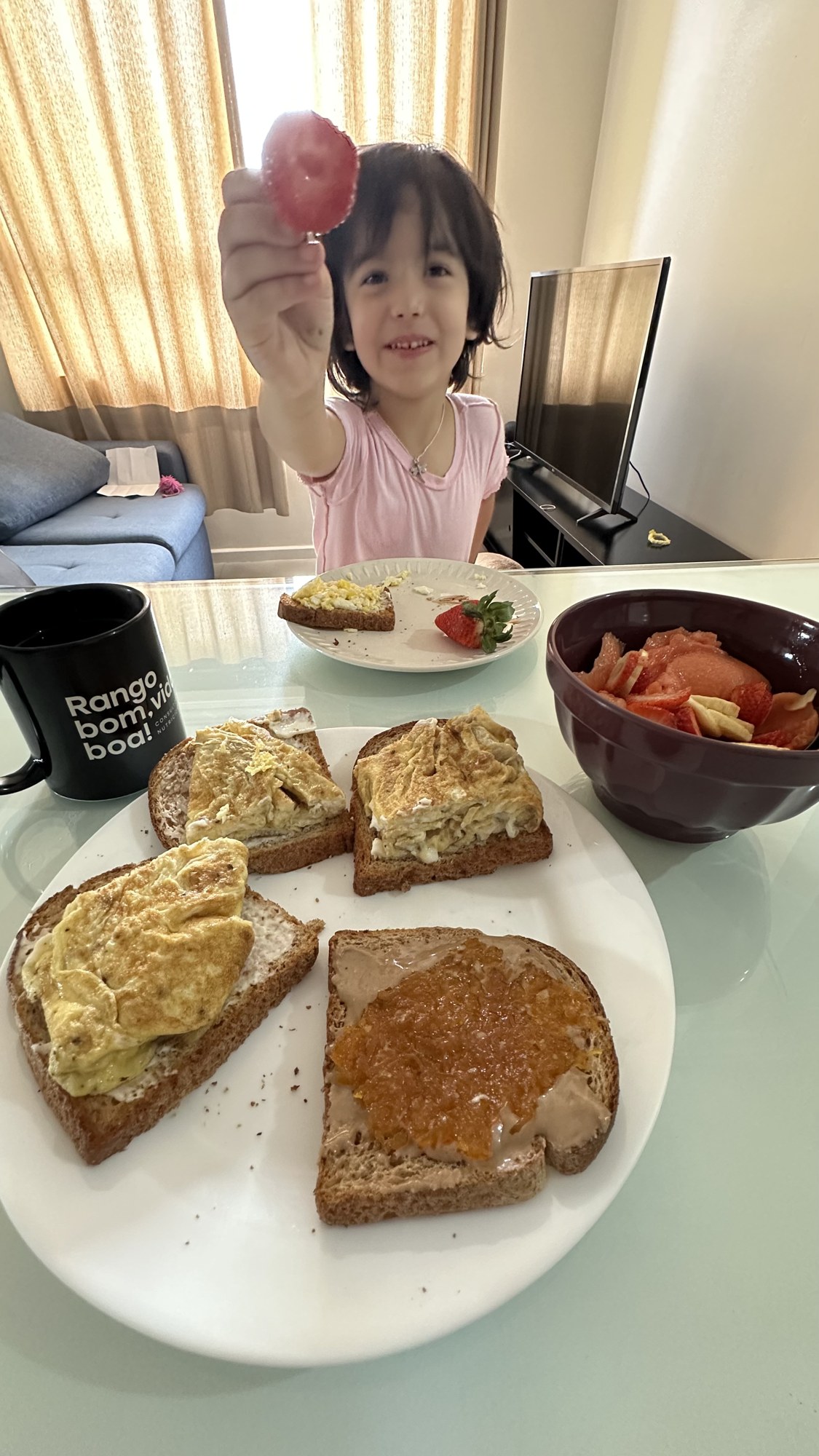 Mesa de café da manhã de família com vários pratos de comida real.